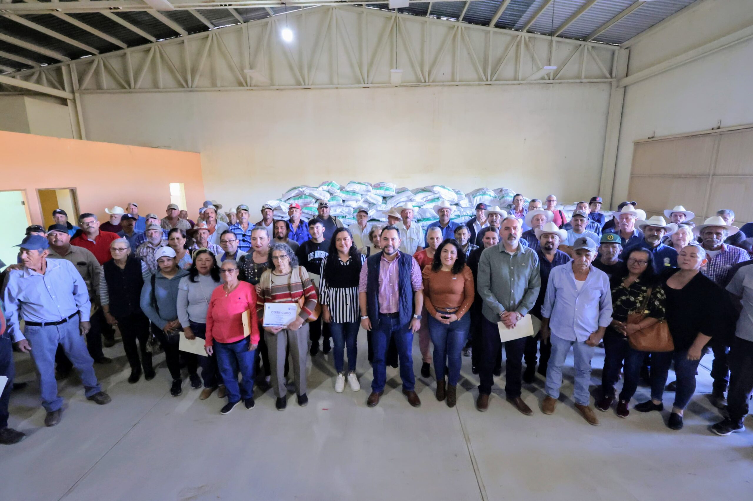 Entrega alcalde Arq. Christian Agúndez Gómez, apoyos a personas productoras y ganaderas de Los Cabos