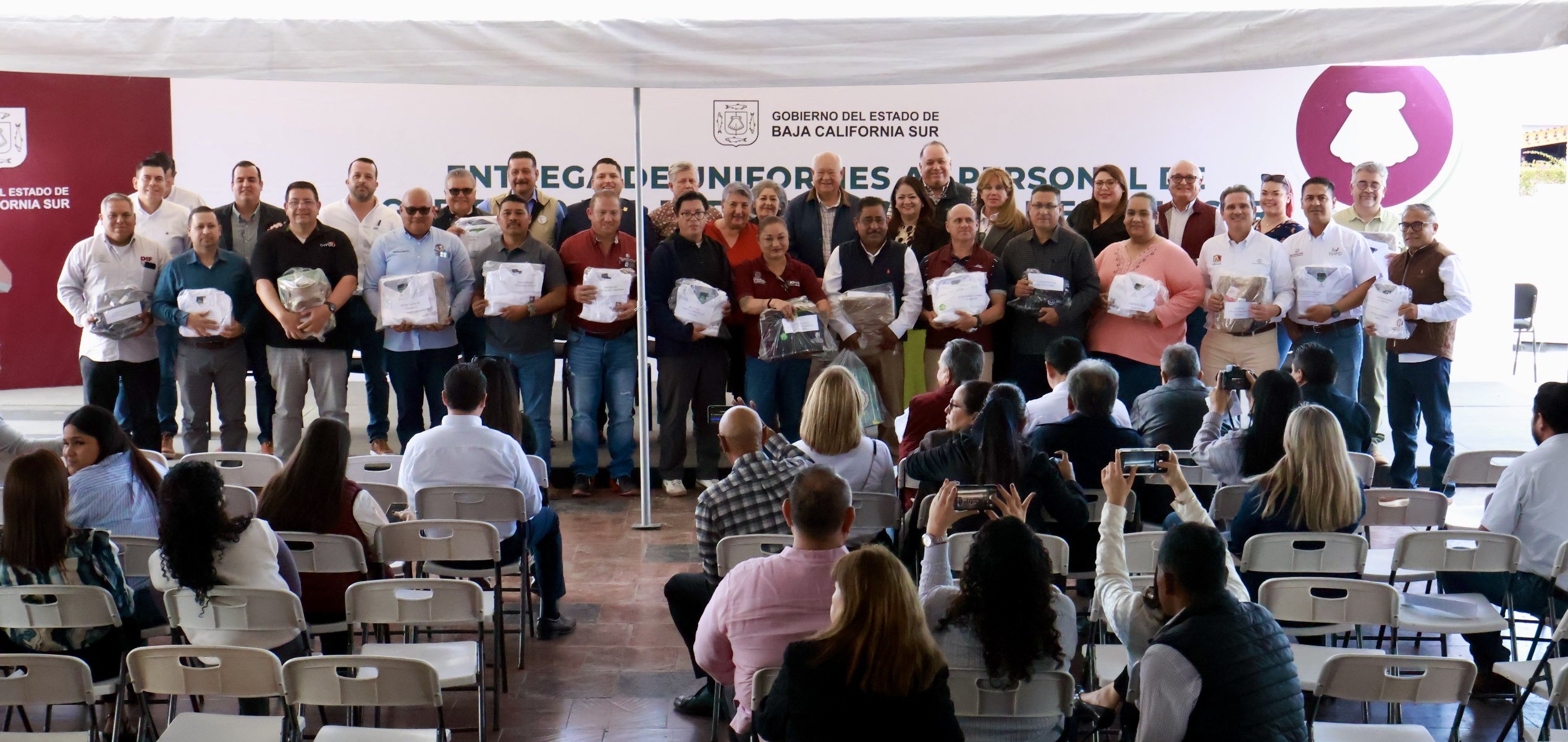 Reconocen labor de servidores públicos con entrega de uniformes estatales