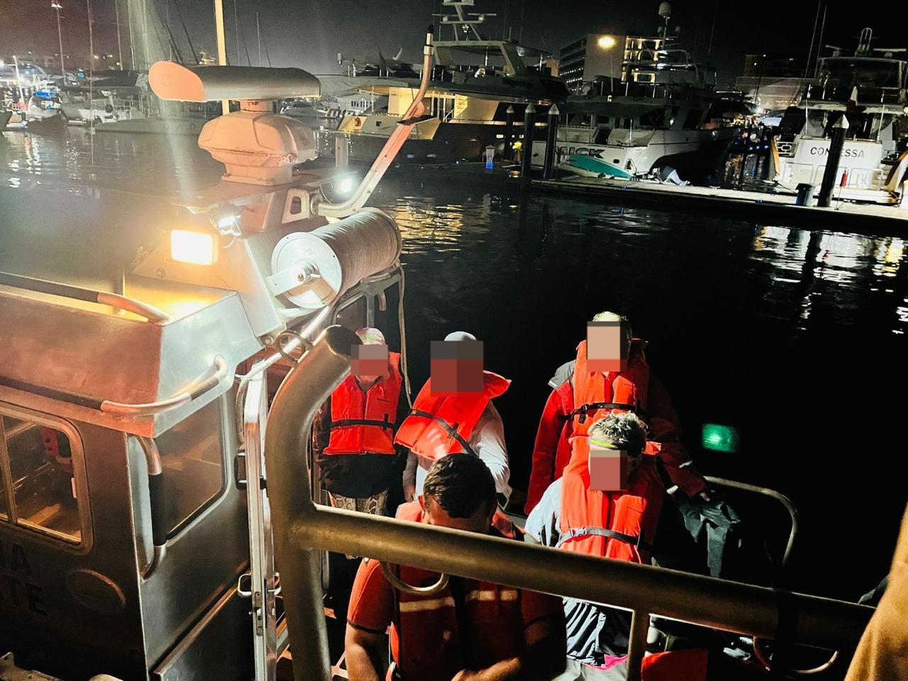Operativo naval exitoso: extranjeros rescatados a 96 millas de CSL