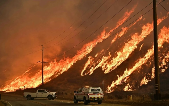 Vientos y bajas temperaturas agravan crisis por incendios en Los Ángeles