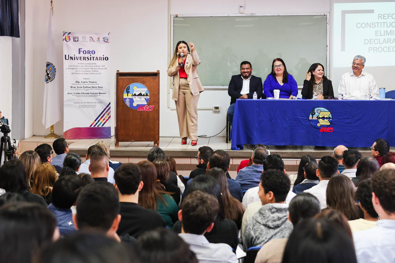 Socializan con universitarios iniciativa de reforma de eliminación de fuero constitucional