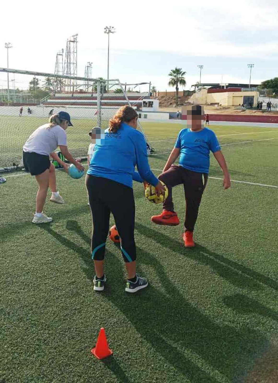 Conviven niños y jóvenes con el equipo de fútbol Los Cabos United