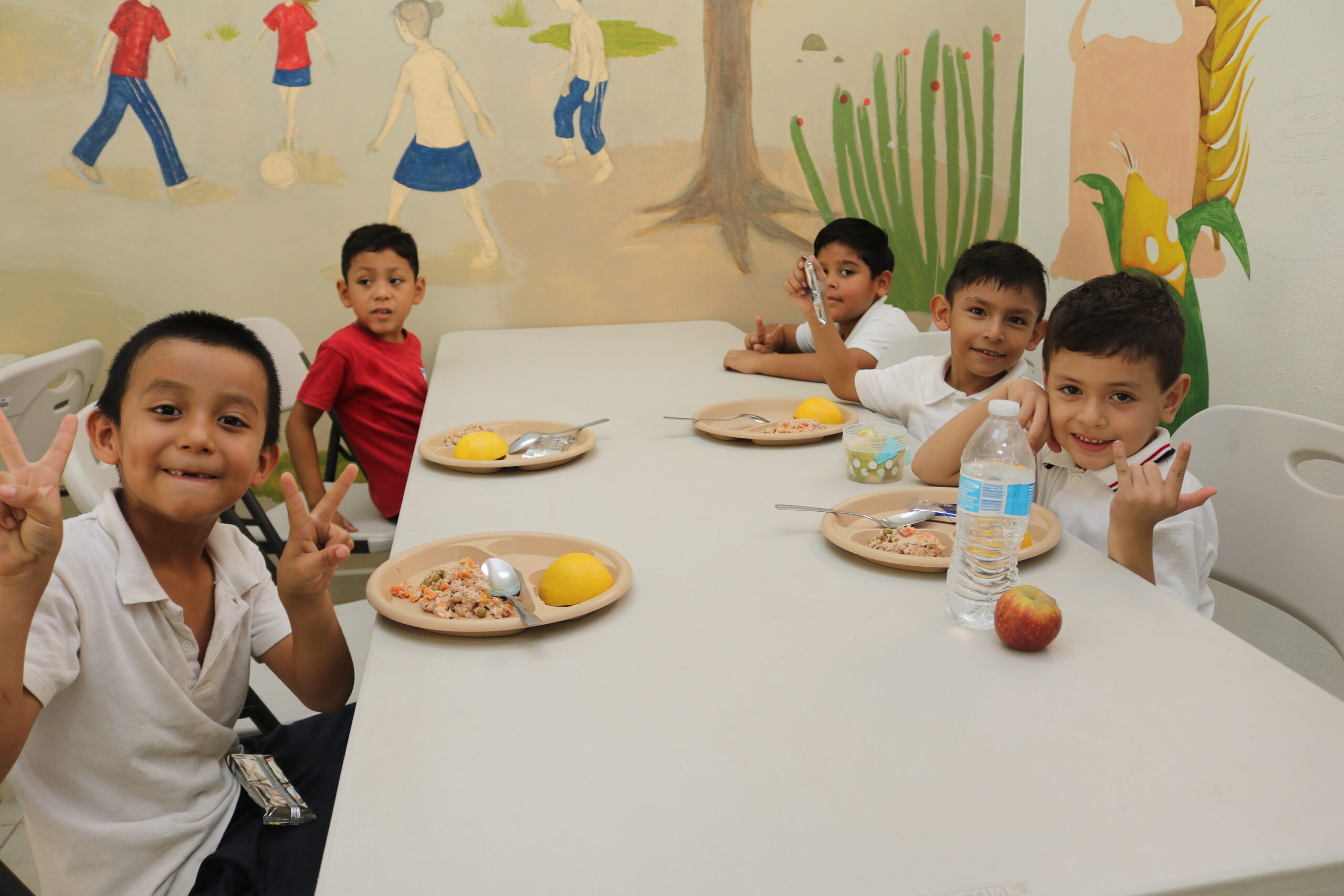 Entregan desayunos escolares a más de 20 mil alumnos en BCS