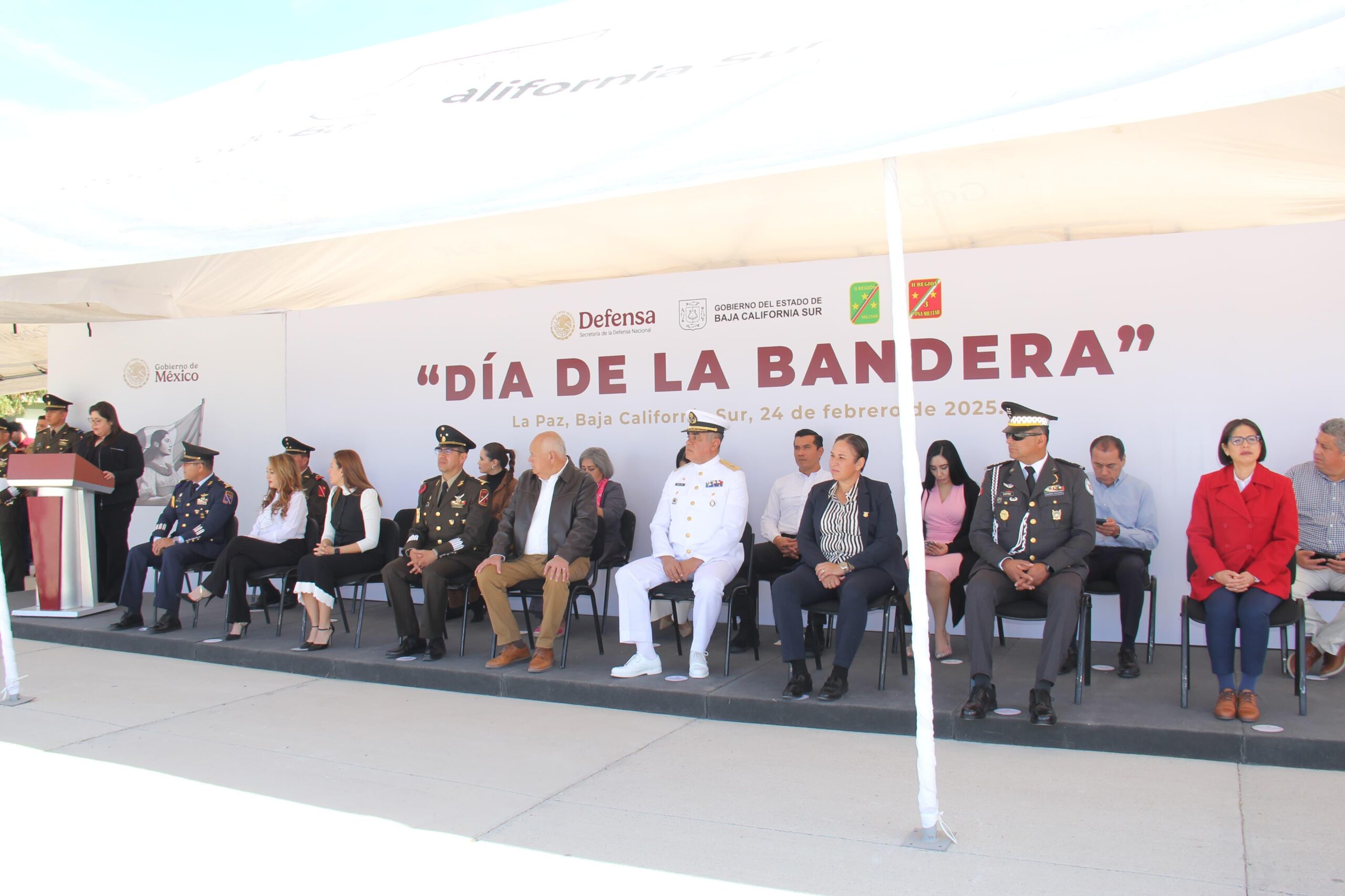 Autoridades y estudiantes conmemoran el Día de la Bandera en BCS