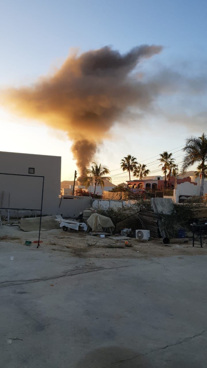 Incendio genera densa humareda en Lomas del Faro, CSL