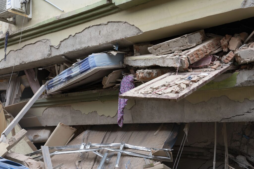 Sismo de magnitud 6.0 en Afganistán deja al menos 800 muertos y más de 2 mil heridos