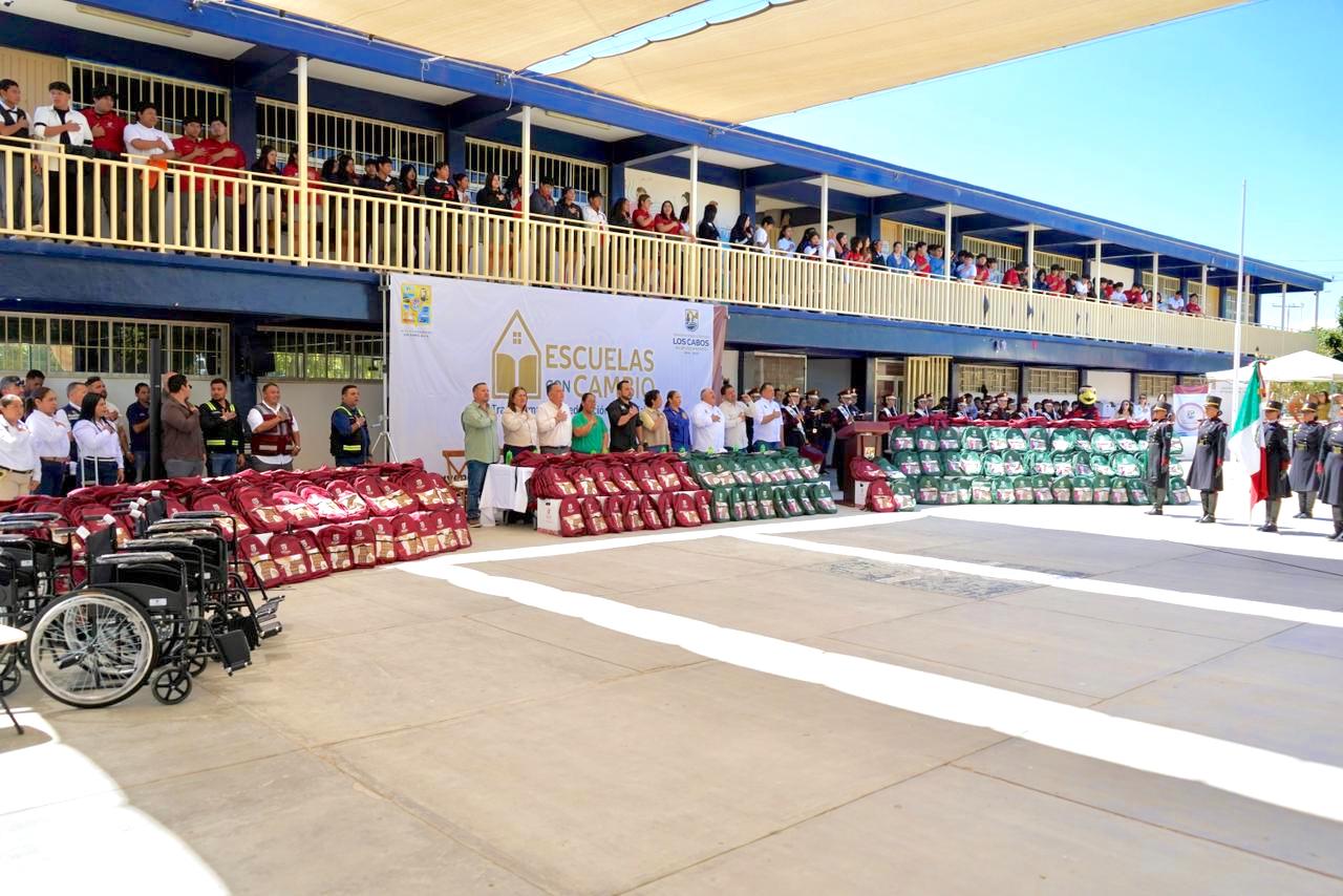 Alcalde Christian Agúndez encabeza entrega de mochilas, tablets y sillas de ruedas en CBTIS No° 256