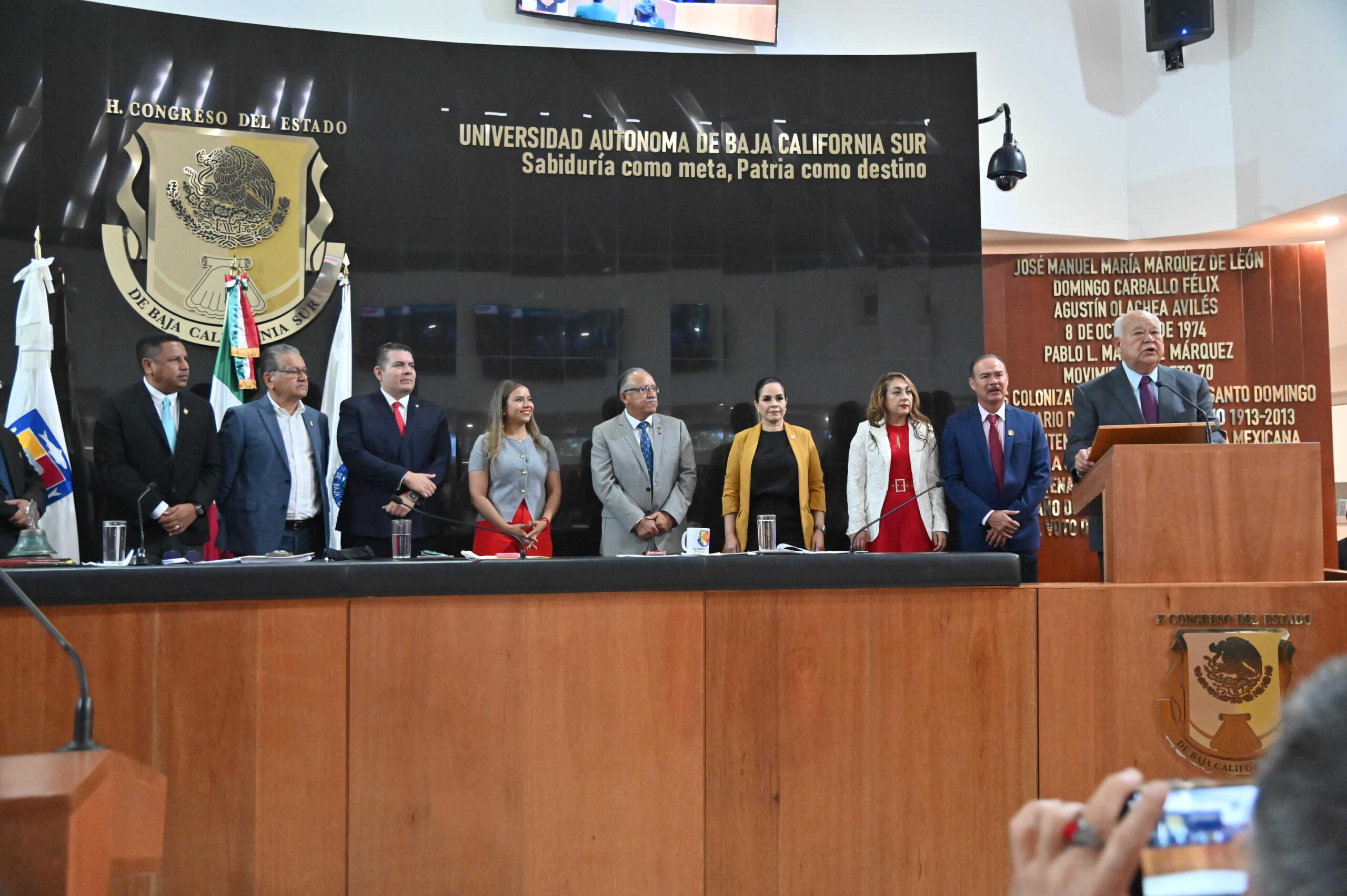 Inscriben en letras doradas a la UABCS en el Muro de Honor del Congreso de BCS