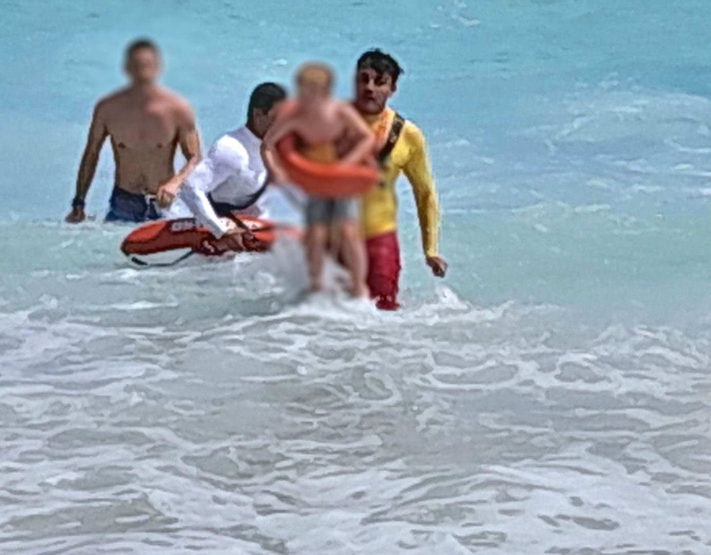 Guaradavidas de ZOFEMAT logra rescate oportuno de menor en Playa Santa María